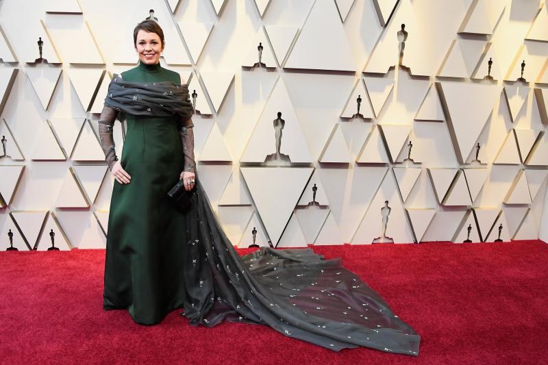 Olivia Colman egy mélyzöld Prada estélyiben vette át a a legjobb női főszereplőnek járó Oscar-díjat.